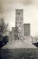 Hlavné námestie, pomník padlým v 1. svetovej vojne, Dvory nad Žitavou (1937)