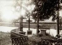 Nádvorie kostola sv. Jána Krstiteľa s hrobom Görgeyovcov, Hrhov (1912)