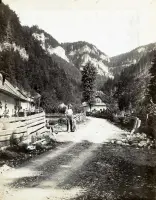Domy na svahu, Dolný Harmanec (1904)