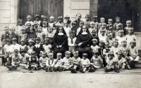 Školská trieda s rehoľnou sestrou, Nové Zámky (1930)