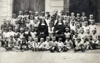 Školská trieda s rehoľnou sestrou, Nové Zámky (1930)