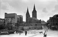 Hlinkovo námestie, Burianova veža a kostol Najsvätejšej Trojice, Žilina (1963)