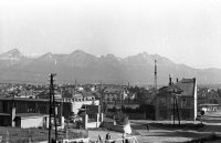 Výhľad na Vysoké Tatry, v popredí ulica Murgašova, Poprad (1963)