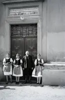 Pri evanjelickom kostole v centre obce, Horné Saliby (1936)