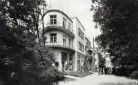 Vily Hron a Klára na ulici Sad Andreja Kmeťa, Piešťany (1938)