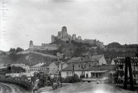 Hrad od železničného mosta, v popredí Hasičská ulica, Trenčín (1943)