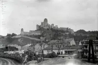 Hrad od železničného mosta, v popredí Hasičská ulica, Trenčín (1943)