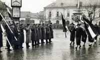 Hlavné námestie so skautmi a hotelom U zlatého leva, Nové Zámky (1940)
