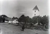 Námestie obce a kostol sv. Alžbety, Vrbovce (1920)