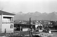 Výhľad na Vysoké Tatry, v popredí ulica Murgašova, Poprad (1963)