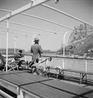 Devínsky hrad a zničený Miléniový pamätník z lode na Dunaji (1935)