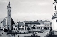 Hlavné námestie, reformovaný kostol a kostol sv. Jána Krstiteľa, Rimavská Sobota (1939)