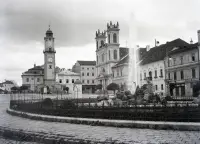 Námestie SNP, hodinová veža a katedrála sv. Františka Xaverského, Banská Bystrica (1918)