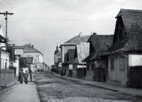 Zničený rad domov v centre mesta, Rimavská Sobota (1942)