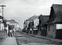Zničený rad domov v centre mesta, Rimavská Sobota (1942)