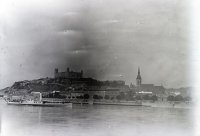 Pohľad na mesto z Dunaja s hradom a Dómom sv. Martina, Bratislava (1920)