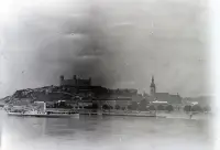 Pohľad na mesto z Dunaja s hradom a Dómom sv. Martina, Bratislava (1920)