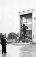 Socha Lámač barlí pri krytom mostíku, Piešťany (1958)
