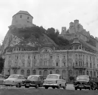 Hrad od Námestia SNP a hotel Tatra, Trenčín (1960)