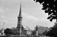 Hlavné námestie, kostol Povýšenia sv. Kríža a socha Antona Bernoláka, Nové Zámky (1955)