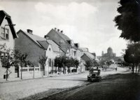 Hlavná ulica a ostrihomská bazilika za Dunajom, Štúrovo (1941)