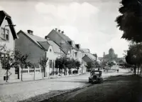 Hlavná ulica a ostrihomská bazilika za Dunajom, Štúrovo (1941)