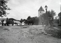 Námestie obce a kostol sv. Alžbety, Vrbovce (1920)