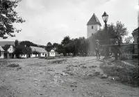 Námestie obce a kostol sv. Alžbety, Vrbovce (1920)