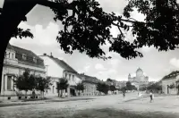Hlavná ulica a ostrihomská bazilika za Dunajom, Štúrovo (1956)