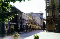 Ulice Kúpeľná a Jesenského, v pozadí kúpeľný dom Pax, Trenčianske Teplice (1975)