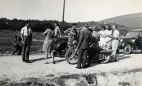 Dievčatá s fotografom a motocyklom, Banská Bystrica (1944)