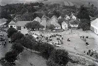 Trhový deň na námestí obce, Vrbovce (1920)