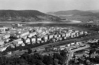 Výhľad z hradu na železničnú stanicu a vodnú elektráreň, Trenčín (1962)