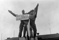 Hlavné námestie, socha s protestným nápisom z roku 1968, Nové Zámky (1968)