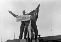 Hlavné námestie, socha s protestným nápisom z roku 1968, Nové Zámky (1968)