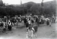 Trhový deň na námestí obce, Vrbovce (1920)