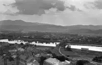 Pohľad z hradu na Váh a železničný most, Trenčín (1963)
