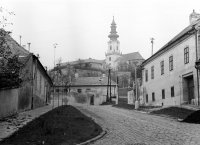 Východná ulica, v pozadí Hradný vrch a hradný kostol, Nitra (1963)