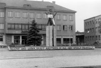 Protestný nápis proti okupácii na soche na Hlavnom námestí, Nové Zámky (1968)