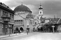 Štúrovo námestie, synagóga a veža kostola sv. Františka Xaverského, Trenčín (1963)