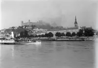 Bratislavský hrad a Dóm sv. Martina z Dunaja, Bratislava (1933)