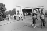 Socha Lámač barlí pri krytom moste, Piešťany (1970)