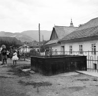 Jarkova ulica, v pozadí veža kostola, Dobšiná (1924)