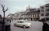 Mierové námestie a hrad v pozadí, Trenčín (1969)