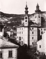 Radnica s hodinovou vežou, v pozadí veža Starého zámku, Banská Štiavnica (1930)