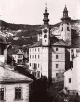 Radnica s hodinovou vežou, v pozadí veža Starého zámku, Banská Štiavnica (1930)