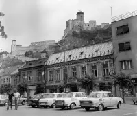 Hlavné námestie, hore hrad, Trenčín (1972)