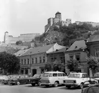 Hlavné námestie, hore hrad, Trenčín (1972)