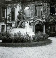 Pomník Mórica Jókaiho pred Podunajským múzeom, Komárno (1940)