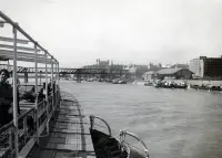 Pohľad z Dunaja na železničný most a hrad, Bratislava (1933)